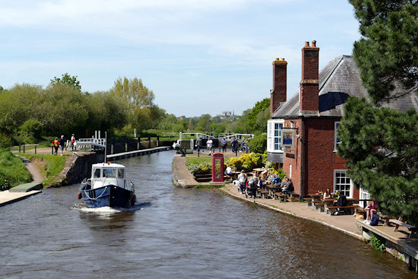 Exeter Ship Canal - ‘Margaret R’ passing ‘Double Locks’ pub - Tim Edmonds